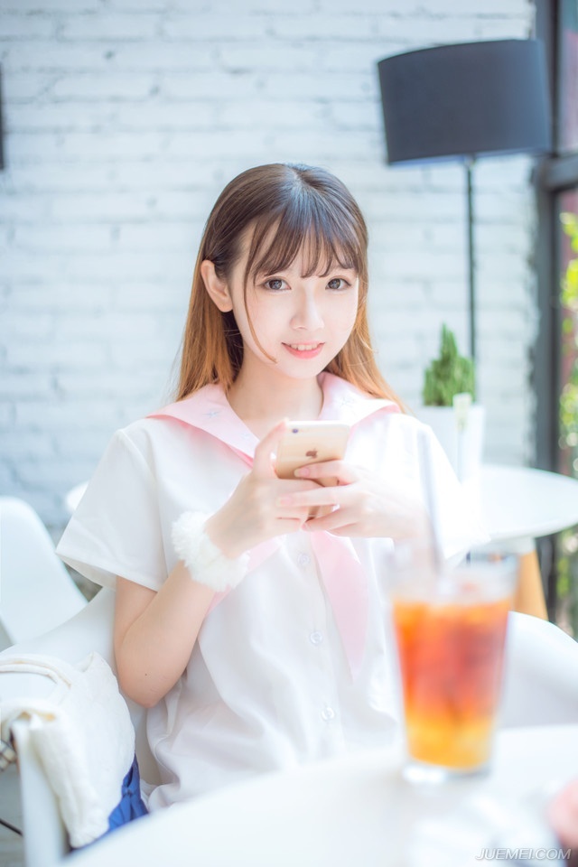 在爱情方面，人类有一大趋势。男人眼里的理想伴侣要像牛奶：越嫩越纯越好：女人眼里的理想伴侣要像奶牛：越壮越强越好，并且能让自己用最少的力挤出最多的奶。